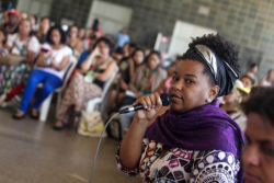 Andreia Roseno, da Marcha Mundial de Mulheres, fala durante o 6