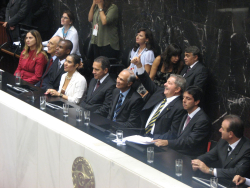 O ex-presidente Lula acena para as galerias no Plen