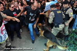 Policiais militares reprimem manifesta