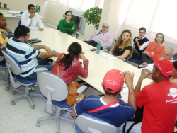 Representantes dos trabalhadores rurais negociam com o superintendente Walmar  Gon