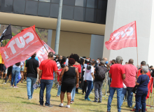 Protesto na Cidade Administrativa repudia presença de Bolsonaro em Minas