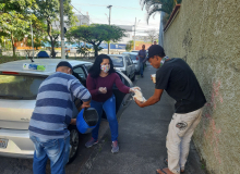 CUT Minas Solidária distribui café da manhã, marmitex e máscaras a moradores de rua