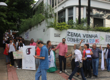 “Abraçaço” fortalece luta contra extinção da Escola de Saúde Pública   