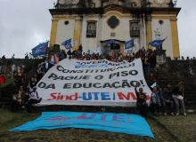 Ato no Dia de Tiradentes fortalece a luta de educadoras e educadores pelo piso