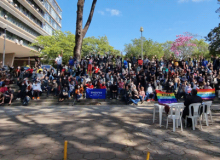  Técnicos-administrativos da UFMG aprovam continuidade da greve