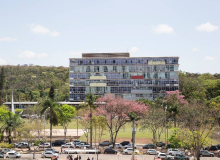 Técnico-administrativos da UFMG deflagram greve sanitária por tempo indeterminado