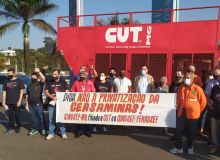 Trabalhadores da Ceasa e apoiadores da categoria  protestam contra privatização