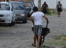 Enquanto Zema defende trabalho infantil, mais de 160 mil crianças sofrem em MG