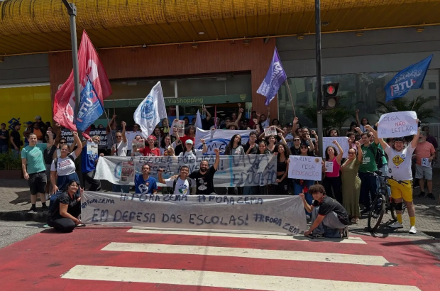 Greve da educação de MG ganha as ruas e pressiona governo Zema por negociação