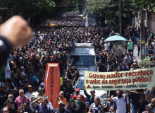 Sem diálogo com o governo, policiais mantêm protesto e decidem se haverá paralisação