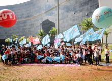 Educadoras e educadores realizam ato na Cidade Administrativa pelo Piso Nacional