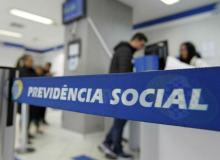 Carlos Lupi quer pagar bônus para diminuir fila do INSS. Sindicato contesta medida