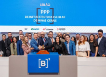 Simões entrega 95 escolas públicas para banco em ataque privatista à Educação