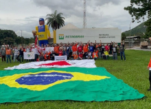 Ato em Defesa da Democracia une movimentos sindical e sociais na portaria da Regap