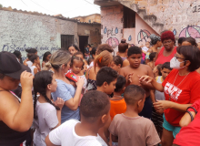 CUT/MG e Coletivo Resistência distribuem cestas básicas na Vila do Índio, em BH