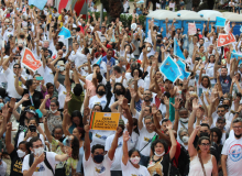 Trabalhadoras e trabalhadores em educação continuam em greve pelo piso