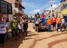 Campanha Petroleiros pela Vida entrega 50 vales gás de cozinha no Barreiro