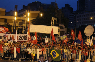 Caravana de Lula em Minas leva milhares Pra a da Esta o CUT MG