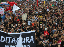 Manifestantes ocupam as ruas de Belo Horizonte em repúdio ao golpe militar de 64