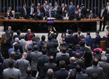 URGENTE: Câmara aprova "anistia" a golpistas e pena de Bolsonaro cai para 2 anos