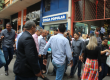 À procura de Romeu Zema - Protesto de servidores  durante visita do governador à Galeria do Ouvidor - Fotos Rogério Hilário