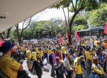 Trabalhadoras e trabalhadores dos Correios decidem, em ato/assembleia, manter a greve em Minas - @luizrochabh / LPS / Mídia Ninja