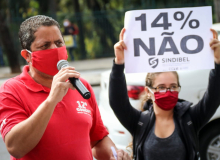 Servidores protestam em frente à PBH contra o aumento da alíquota previdenciária - Fotos: @luizrochabh